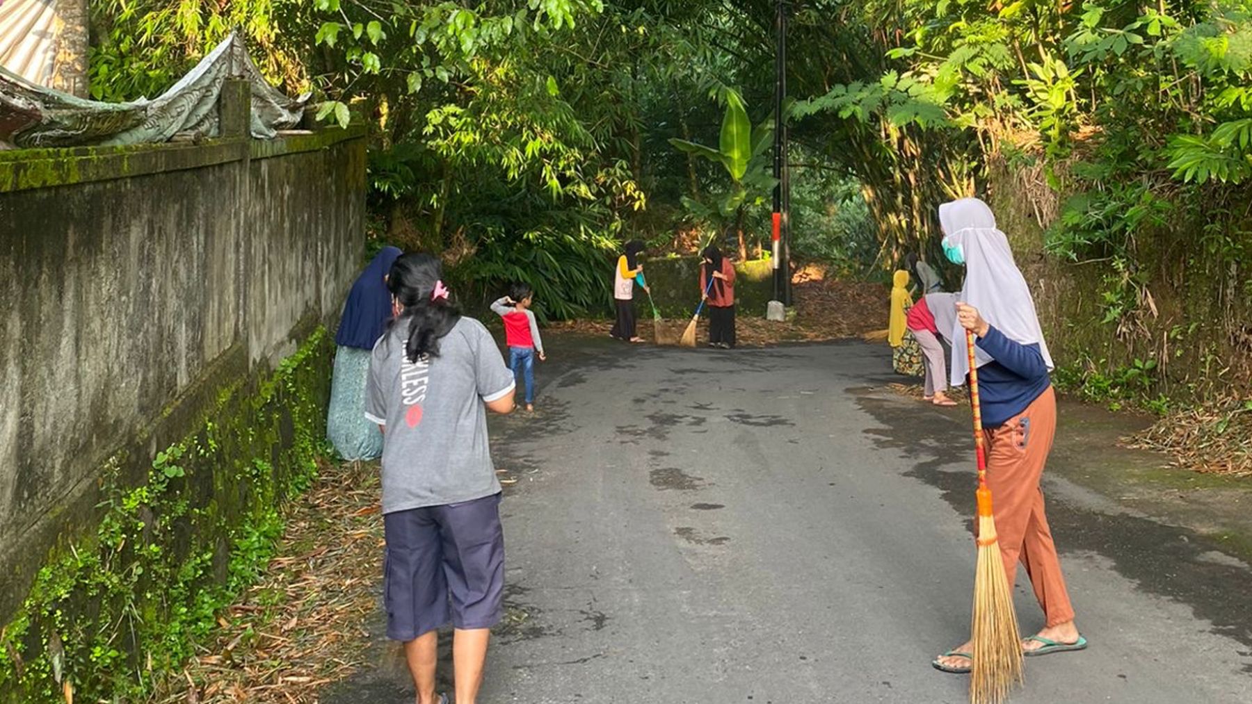 Gotong Royong Warga Pentingsari dalam Menjaga Kebersihan Lingkungan Desa
